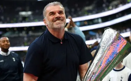 بوستيكوغلو يوجه انتقادات لاذعة لتوتنهام ويشكك في مكانته كنادٍ كبير