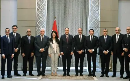 رئيس الوزراء يكرم الوزراء السابقين ويعلن: مواصلة استكمال إنجازاتهم