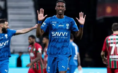 الهلال يتألق ويتقدم بهدفين على الاتفاق في نهاية الشوط الأول