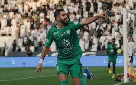 رياض محرز يتألق كالأفضل وعلي البليهي يعاني كالأقل أداءً في مباراة الأهلي ضد الشباب