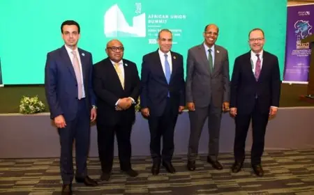 لقاء هام بين وزير الخارجية ورئيس مفوضية الاتحاد الأفريقي خلال قمة الاتحاد الأفريقي