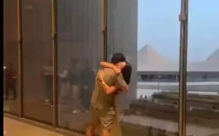 عرض زواج في أجواء تاريخية ساحرة سائح أجنبي يخطب حبيبته في المتحف المصري الكبير