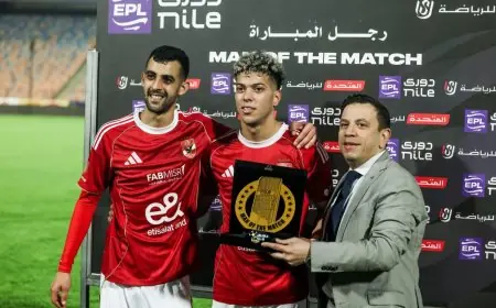 إمام عاشور يمنح بلعمري جائزة أفضل لاعب في مباراة الأهلي والجونة