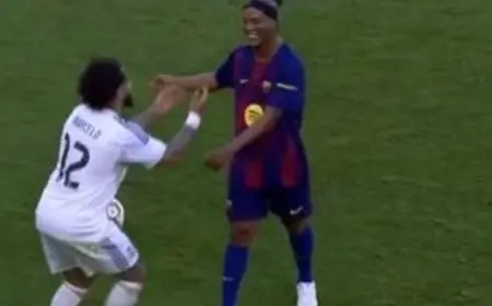 فيديو| لحظة مشادة وعناق بين مارسيلو ورونالدينيو في استعادة لذكريات الكلاسيكو