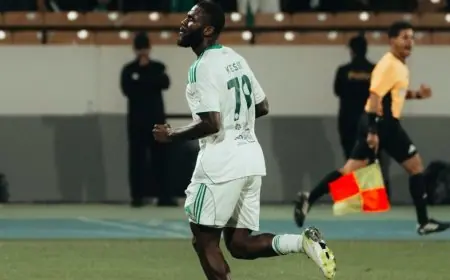 الأهلي يتفوق على ضمك في الشوط الأول ويتربع على صدارة الدوري بشكل مؤقت