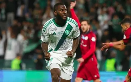 الأهلي يتألق بفوز مثير على ضمك ويعتلي صدارة دوري روشن مؤقتاً