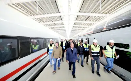 وزير النقل يراقب تقدم تنفيذ الخط الأول لشبكة القطار الكهربائي السريع