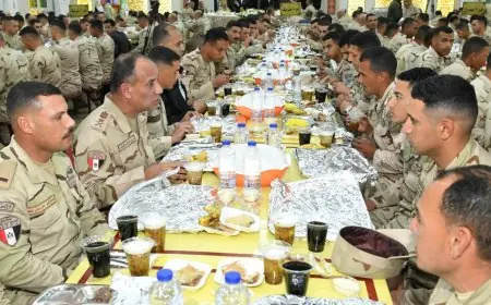 وزير الدفاع يتناول وجبة الإفطار مع مقاتلي الجيش الثاني الميداني في القوات المسلحة