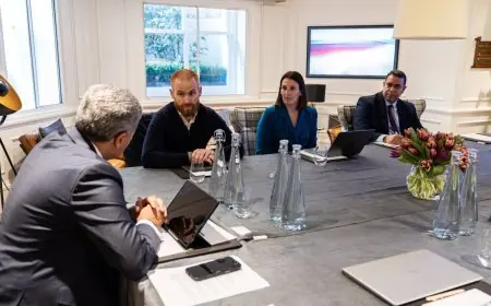 وزير السياحة يجري محادثات حاسمة في لندن لتعزيز التعاون مع منظمي الرحلات وشركات السياحة