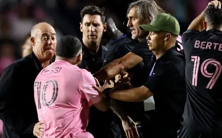 مشجع يقتحم الملعب ويتسبب في سقوط ميسي أرضاً