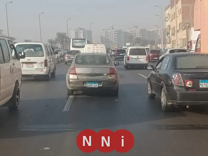 حركة المرور المتحركة وسط تعزيز أمني لسهولة مرور السيارات