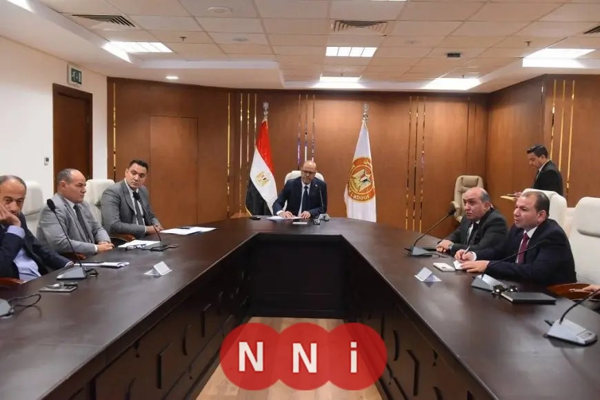 وزير العمل يناقش مع ممثلي شركات الملابس الجاهزة تحسين استقرار بيئة العمل