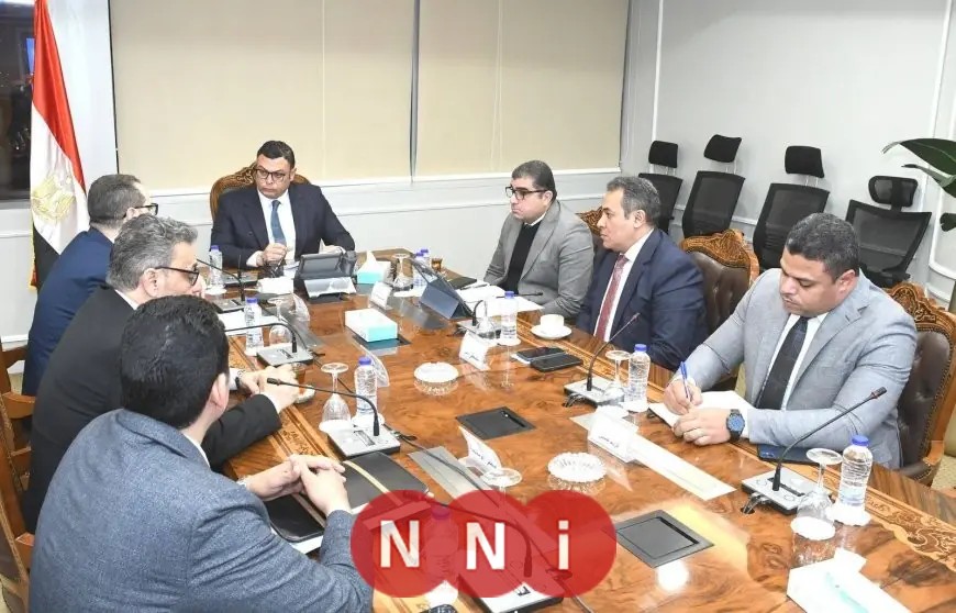 وزير الإسكان يراجع تقدم ملفات الهيئة العامة للتنمية السياحية في اجتماع هام