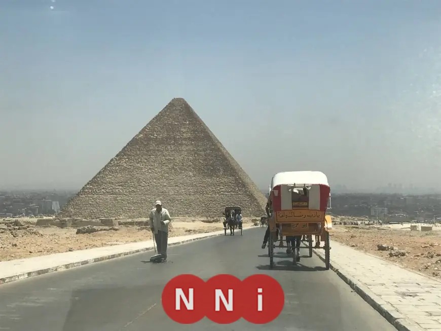 محافظة الجيزة تزيل القمامة والنفايات استجابة لـ على مسئوليتي بالقرب من الأهرامات