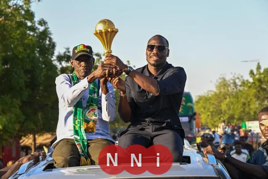 أسد في كيدوغو بالسنغال يحمل كأس أمم أفريقيا