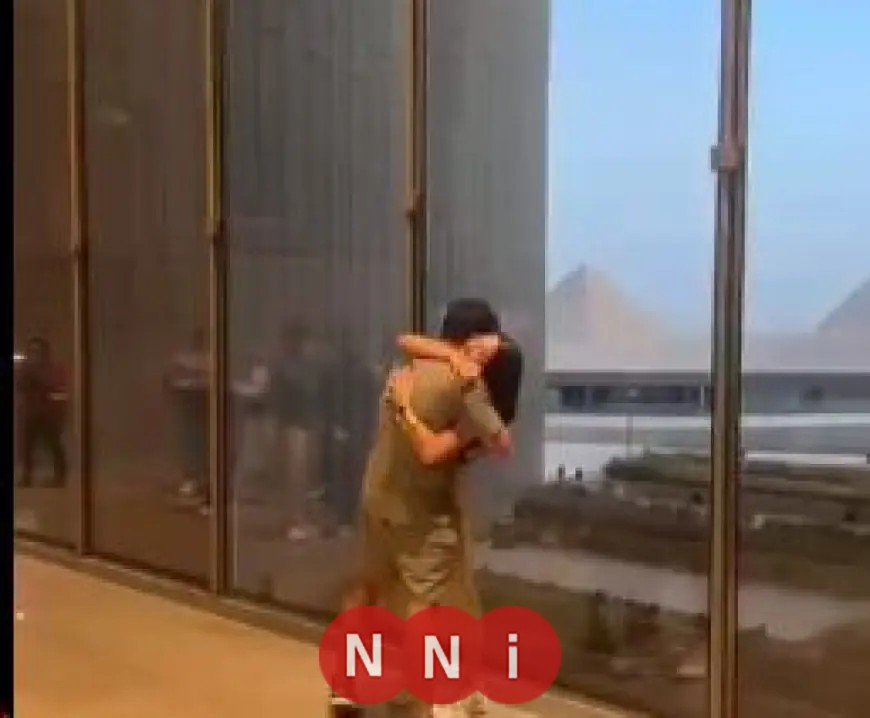 عرض زواج في أجواء تاريخية ساحرة سائح أجنبي يخطب حبيبته في المتحف المصري الكبير