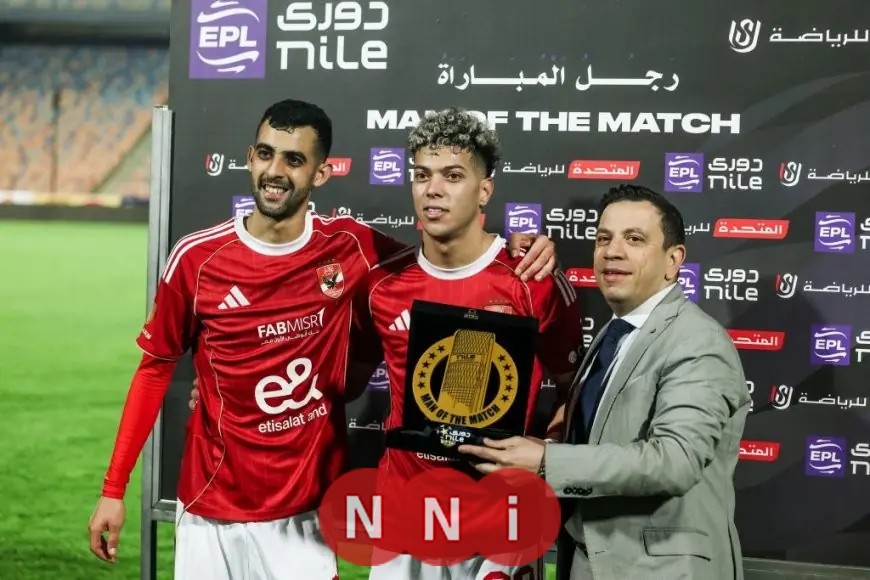إمام عاشور يمنح بلعمري جائزة أفضل لاعب في مباراة الأهلي والجونة