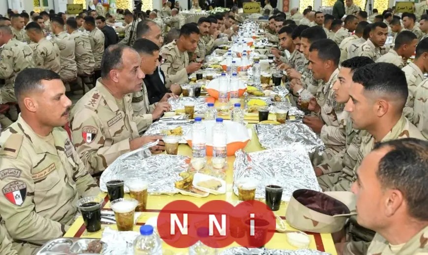 وزير الدفاع يتناول وجبة الإفطار مع مقاتلي الجيش الثاني الميداني في القوات المسلحة