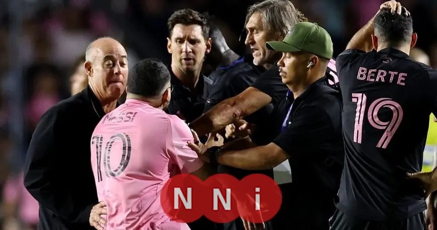 مشجع يقتحم الملعب ويتسبب في سقوط ميسي أرضاً