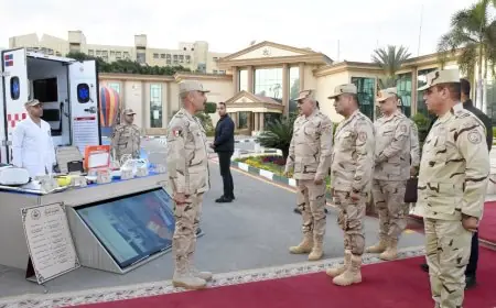 وزير الدفاع يتفقد الجاهزية القتالية للمنطقة المركزية العسكرية ويشارك المقاتلين في إفطار رمضان