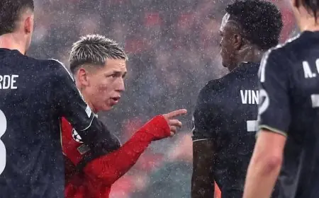 إنفانتينو يحذر اللاعبين من بطاقة حمراء عند تغطية الفم