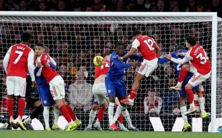 يايا توريه يوجه انتقادات حادة للتركيز المبالغ في الركلات الثابتة خلال مواجهة أرسنال وتشيلسي