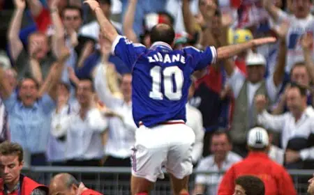 زيدان في قلب الجدل المستمر حول سبب فقدانه العلامة الكاملة بعد نهائي مونديال 1998