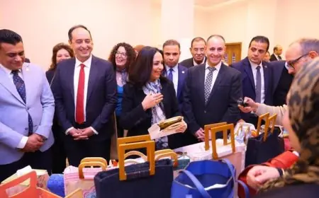 المدمنون السابقون يحتفلون بوزيرة التضامن بإهدائها فانوس رمضان