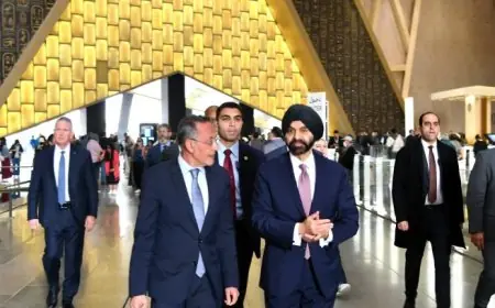 رئيس البنك الدولي وزوجته يستكشفان عجائب المتحف المصري الكبير