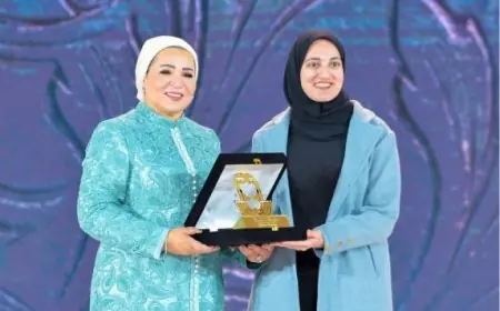 انتصار السيسي تكرم بطلة التجديف آيات إبراهيم في احتفال تاريخي باليوم العالمي للمرأة