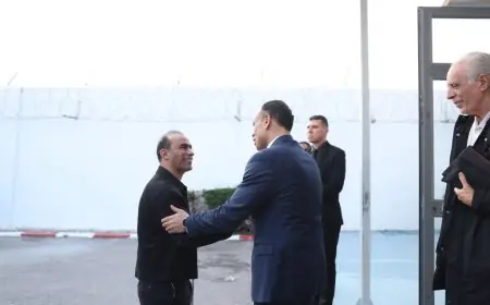 السفير المصري في تونس يرحب ببعثة الأهلي في مطار قرطاج الدولي