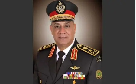 وزير الدفاع يتفقد هيئة الاستخبارات العسكرية ويشيد بأداء العمل المتميز فيها