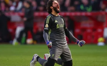 سلوت يعلن عن عودة أليسون حارس ليفربول إلى الملاعب قريباً