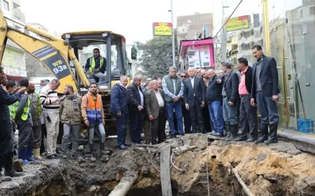 محافظ القاهرة يتابع مباشرة إصلاح كسر ماسورة مياه في شارع الترعة البولاقية بشبرا