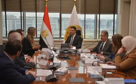 وزير الصناعة يبحث مع مرسيدس-بنز إيجيبت تعزيز توطين صناعة السيارات وزيادة المكون المحلي