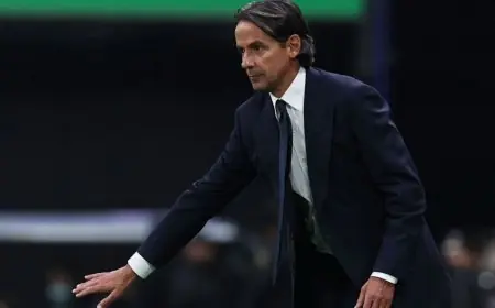 سيموني إنزاغي يعبر عن استيائه من أداء الهلال في الشوط الأول ويعترض على قرارات التحكيم