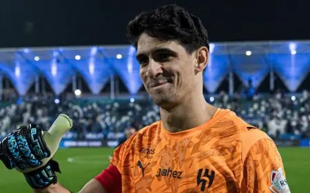 ياسين بونو يتألق ومالكوم يخيب الآمال في مباراة الهلال ضد الفتح