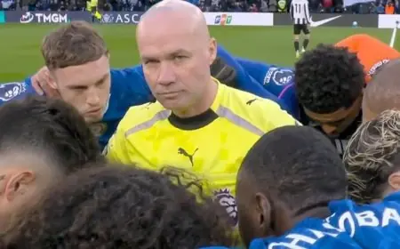 اللقطة الأكثر غرابة في الدوري الإنجليزي: سبب تجمع لاعبي تشيلسي حول الحكم داخل الدائرة