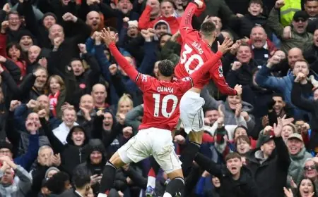 مانشستر يونايتد يتفوق على أستون فيلا في سباق المركز الثالث وبرونو يسجل رقماً قياسياً تاريخياً