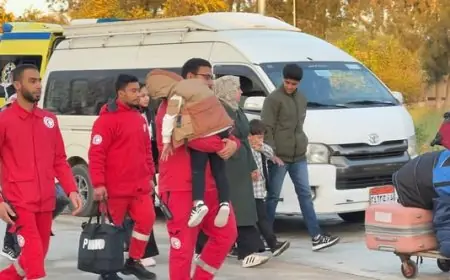 دفعة جديدة من المصابين الفلسطينيين تصل ومغادرة قافلة زاد العزة إلى غزة