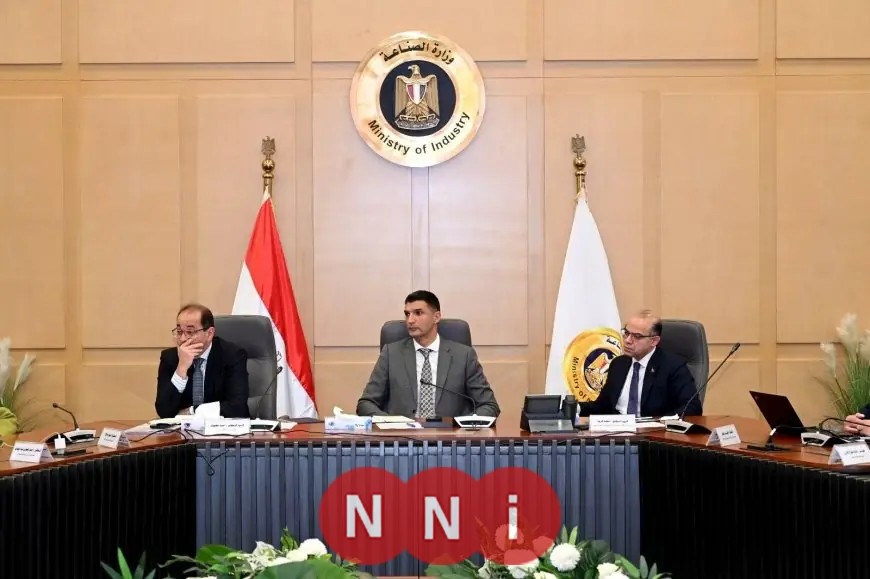 وزير الصناعة يناقش مع وزيري الاستثمار والتجارة الخارجية والمالية خطط تنمية صناعة السيارات