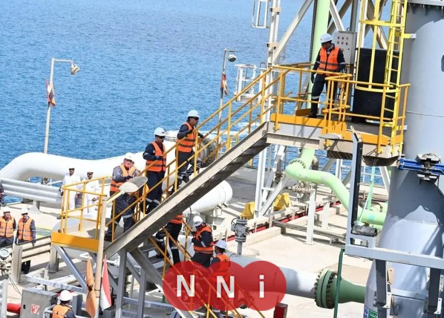 رئيس الوزراء يقوم بجولة تفقدية في محطة تداول وتخزين البترول والغاز الطبيعي المسال بالميناء