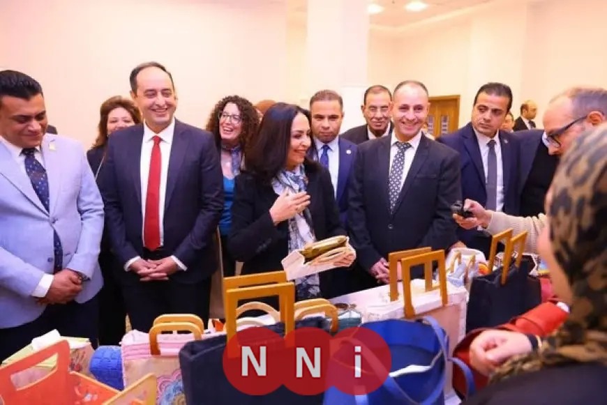 المدمنون السابقون يحتفلون بوزيرة التضامن بإهدائها فانوس رمضان