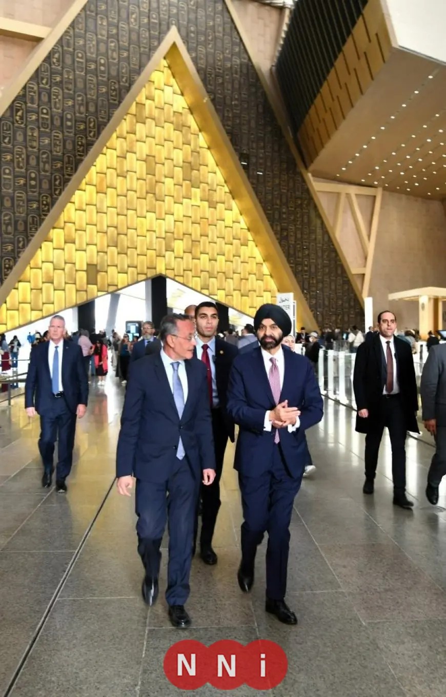 رئيس البنك الدولي وزوجته يستكشفان عجائب المتحف المصري الكبير