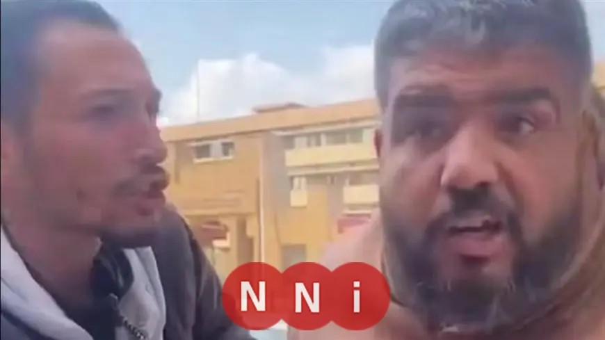 شاهد بالفيديو.. مواطن يهاجم شابًا مدخنًا وسط الشارع في نهار رمضان