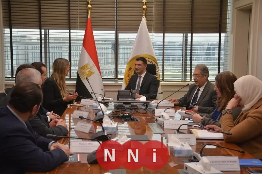 وزير الصناعة يبحث مع مرسيدس-بنز إيجيبت تعزيز توطين صناعة السيارات وزيادة المكون المحلي