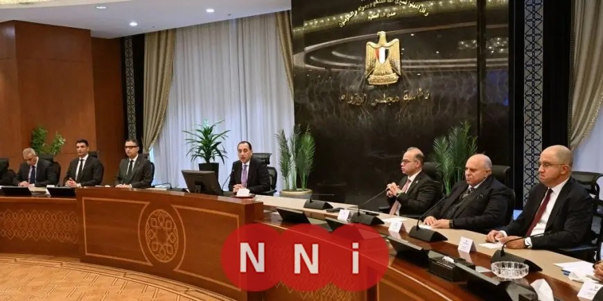 رئيس الوزراء يجتمع مع قادة الصناعة والتجارة لدعم التنمية الاقتصادية