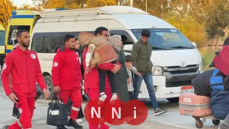 دفعة جديدة من المصابين الفلسطينيين تصل ومغادرة قافلة زاد العزة إلى غزة