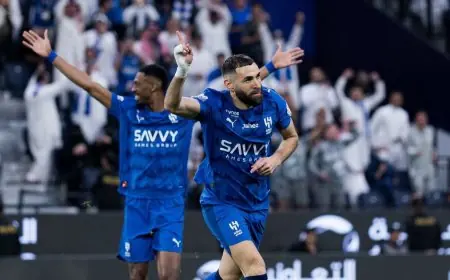 بنزيما يتألق بثلاثية مذهلة في الشوط الأول أمام الهلال والخلود