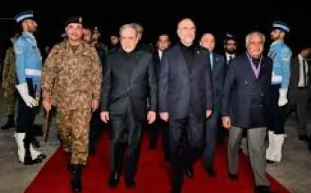 بين الزي العسكري والمدني.. الأسباب وراء استقبال وزير دفاع باكستان الوفد الإيراني بالزي الرسمي